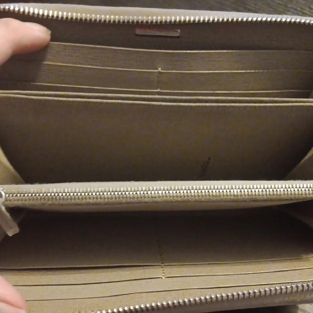 Fendi Full Zip Around Tan Women's Wallet (EUC) - Picture 4 of 13